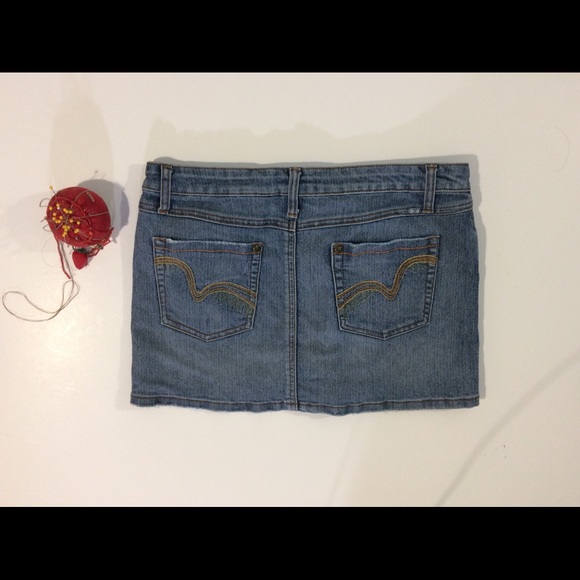 No Boundries woman’s 11 distressed denim skirt - Picture 3 of 4